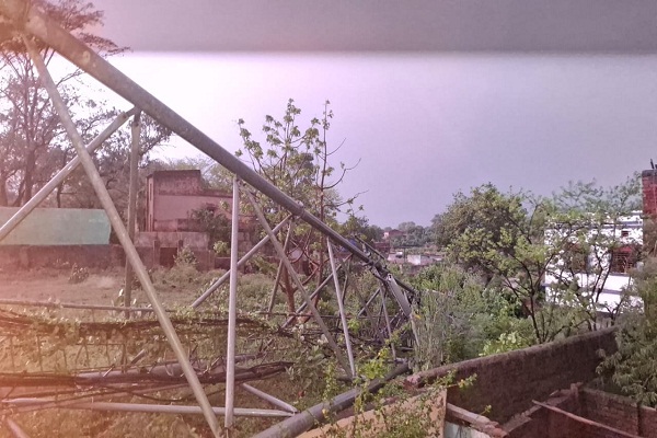 Jamshedpur : राहत के साथ आफत बनकर आयी आंधी-बारिश, सुंदरनगर में मोबाइल टावर धरासायी, कोई हताहत नहीं, बिजली गुल