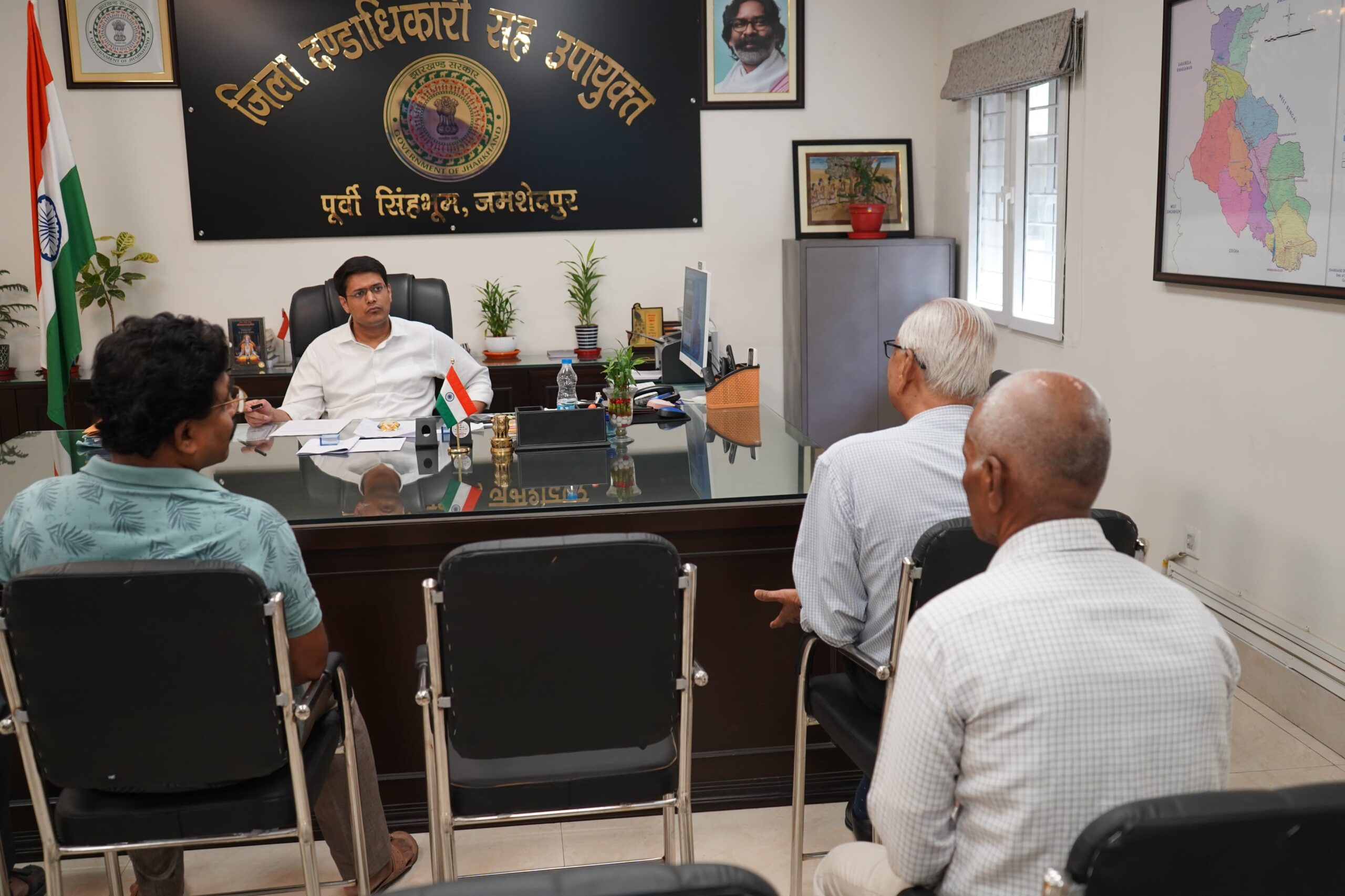 Jamshedpur: मनमानी, म्यूटेशन और राशन से जुड़ी समस्याएं बनीं जनता दरबार का केंद्र