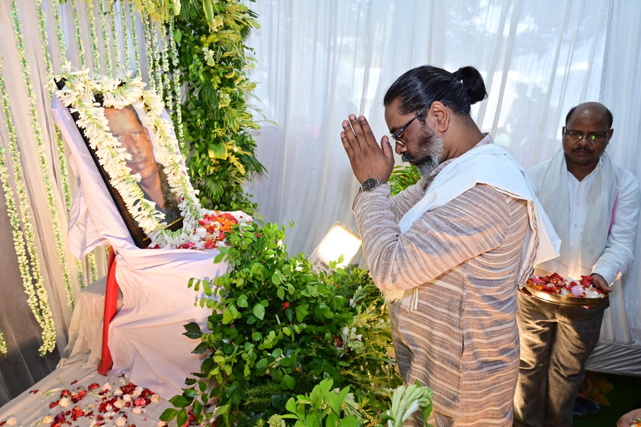 Saraikela: कपूर बागी के घर पहुँचे मुख्यमंत्री हेमंत सोरेन, दी श्रद्धांजलि