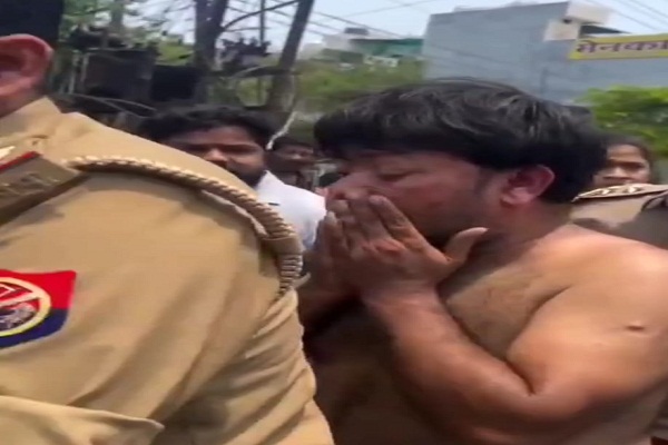 Ghaziabad : नाराज पति ने पत्नी पर फेंका तेजाब, गुस्साए राहगीरों ने पति की पिटाई की