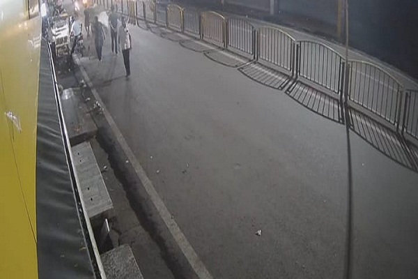 Jamshedpur : साकची में संघवी ब्रदर्स के मालिक को धक्का मारकर फरार हुआ बाइक चालक, टीएमएच में जीवन-मौत से जुझ रहे विनोद देसाई