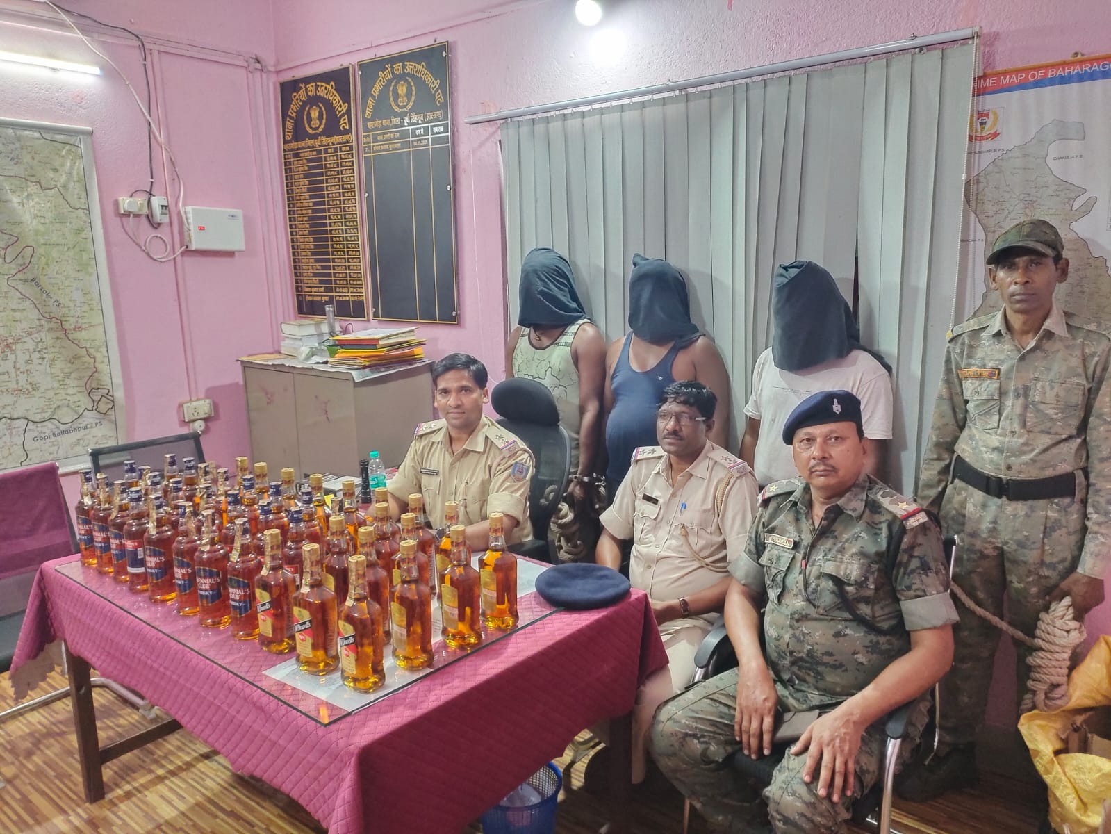 Baharagoda :  अवैध विदेशी शराब के साथ तीन गिरफ्तार, भेजा गया न्यायिक हिरासत में