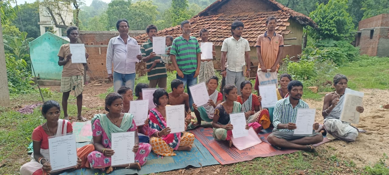 Seraikela/Patamada :  बोटा पंचायत के 16 परिवारों को वन्य विभाग ने थमाया अतिक्रमण का नोटिस, हटाने की कवायद तेज