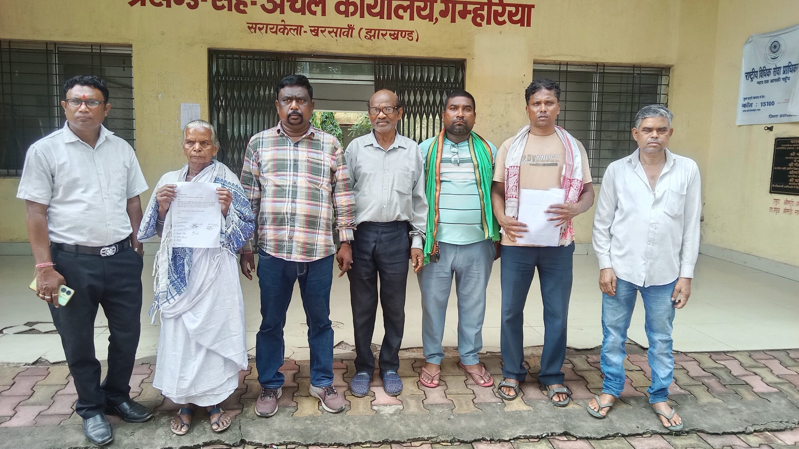 Gamhariya : आंगन में फ्लाइएश बहाने के खिलाफ ग्रामीणों का प्रदर्शन