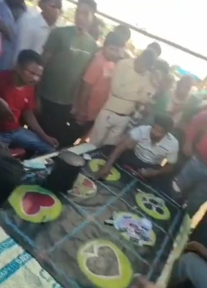 Jamshedpur : पोटका थाना से महज एक किमी की दूरी पर खुलेआम चल रहा है जुआ एवं हब्बा-डब्बा का खेल, मूकदर्शक बनी पुलिस