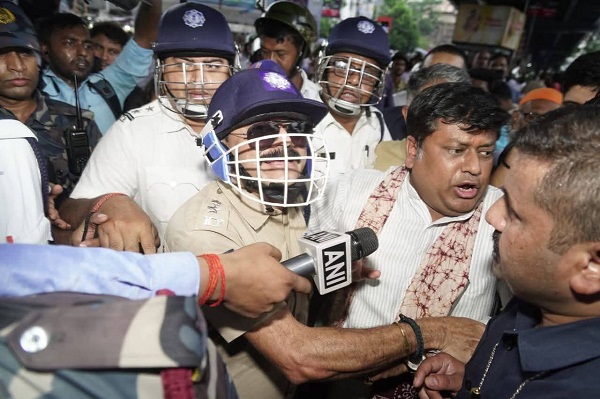 Siliguri: LAW STUDENT से गैगरेप की घटना का विरोध कर रहे केंद्रीय मंत्री सुकांत मजूमदार पुलिस हिरासत में