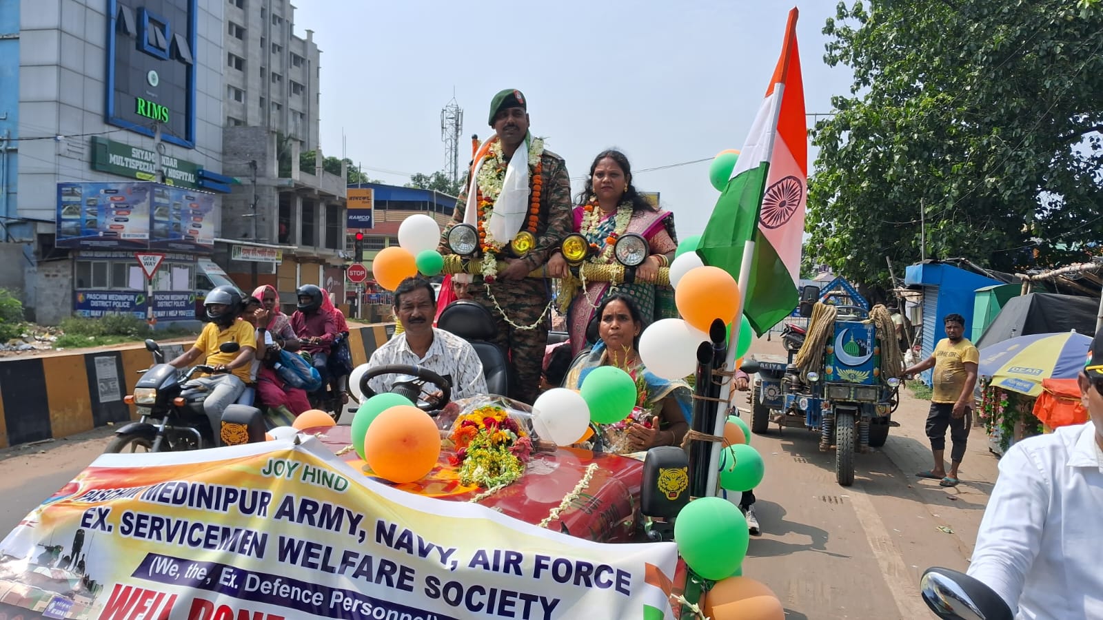 West Bengal: बीस वर्षों से अधिक समय तक देशसेवा के बाद लौटे हवलदार भोलानाथ घोष का शानदार स्वागत