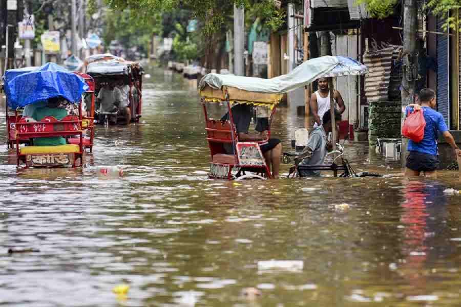Flood In Northeast: पूर्वोत्तर में भारी बारिश ने मचाई तबाही, बाढ़ और भूस्खलन से 32 की मौत