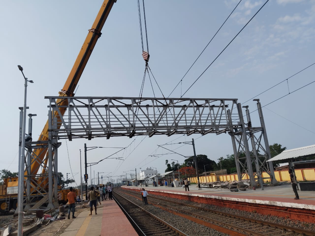 Deoghar: हटाया गया शंकरपुर स्टेशन का पुराना फुट ओवर ब्रिज