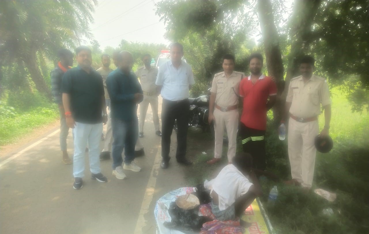 Bokaro: जिला प्रशासन ने विक्षिप्त को अस्पताल में कराया भर्ती, दिया मानवता का परिचय