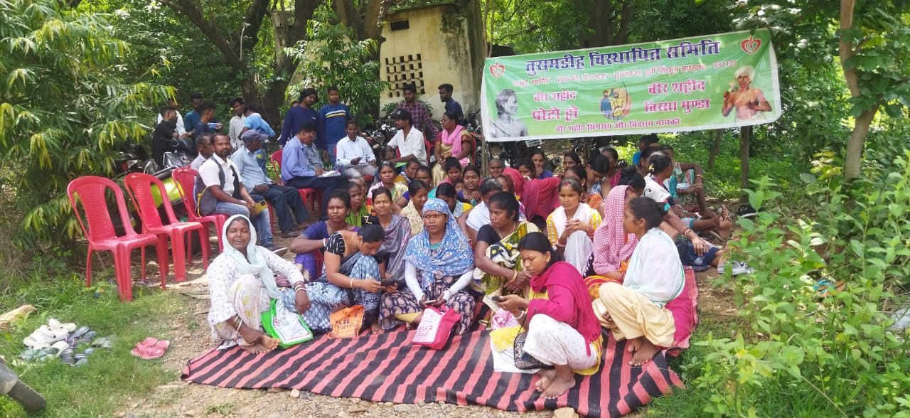 Jamshedpur: तुरामडीह माइंस गेट पर UCIL के खिलाफ प्रदर्शन, विस्थापितों का सवाल – कहाँ गया नौकरी का वादा