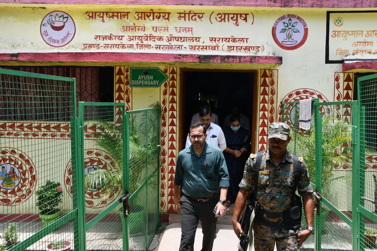 Saraikela: अस्पतालों की हालत पर नज़र, उपायुक्त का औचक निरीक्षण – अनुपस्थित कर्मियों को शो-कॉज