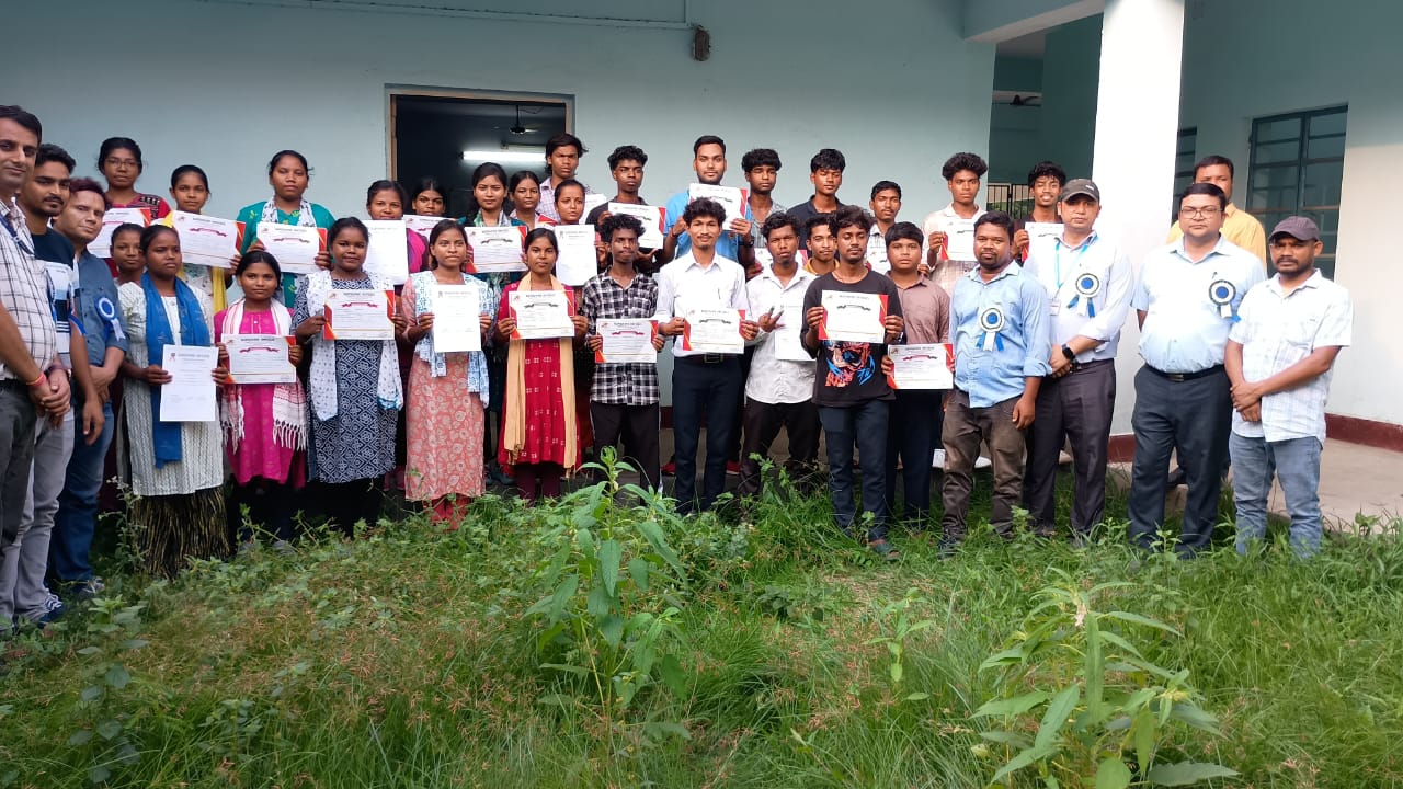 Jadugora: UCIL की पहल से आदिवासी युवाओं को मिला डिजिटल सशक्तिकरण