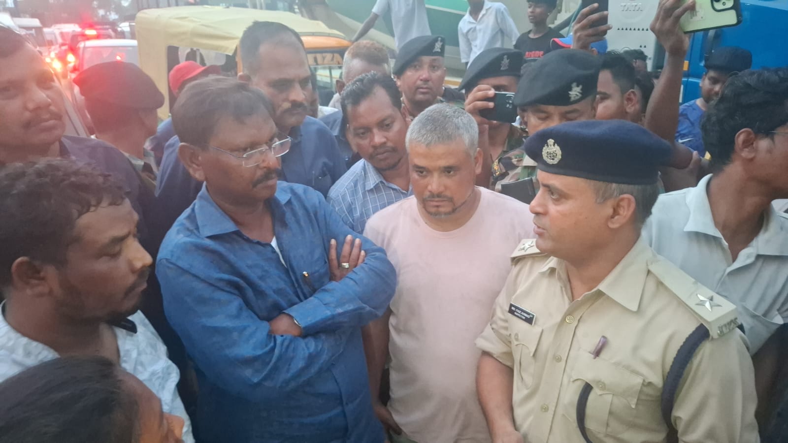 Jamshedpur: JCB से दबकर युवक की मौत के बाद उबाल, घंटों जाम रहा करनडीह चौक – पहुंचे पूर्व CM अर्जुन मुंडा