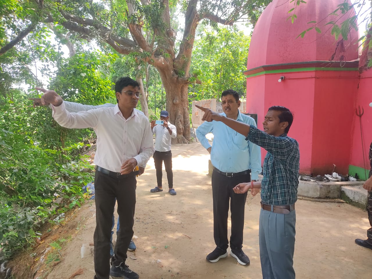 Jhargram : जिलाधिकारी सुनील अग्रवाल ने बाघेश्वर शिव मंदिर का किया दौरा