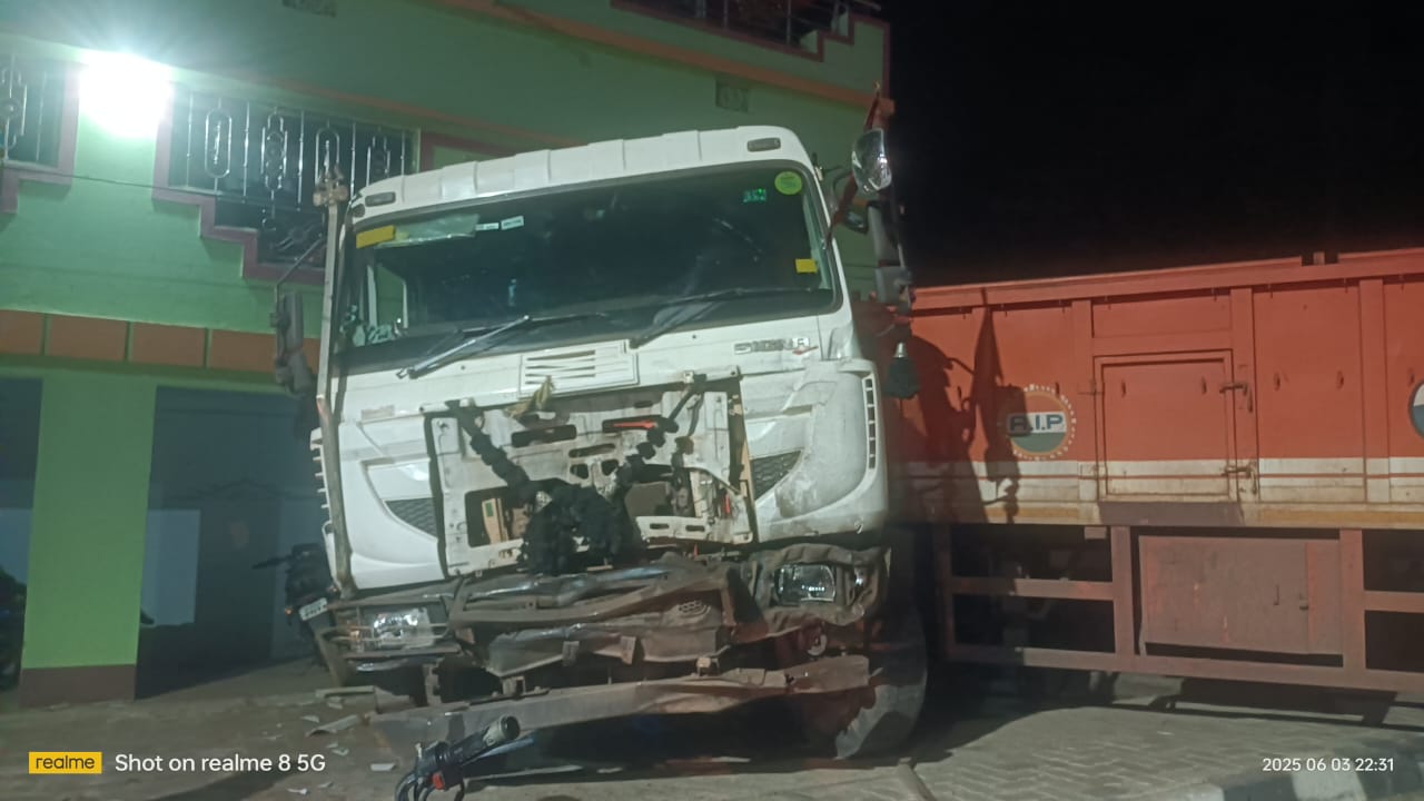 Saraikela: तेज रफ्तार टिप ट्रेलर ने मचाया कहर, दुकान को रौंदा