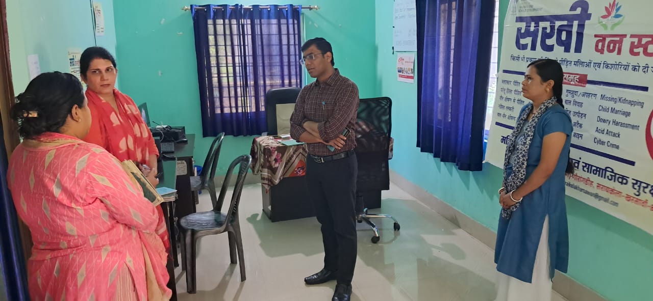 Saraikela: गौरांगडीह में सखी वन स्टॉप सेंटर का उप विकास आयुक्त ने किया निरीक्षण