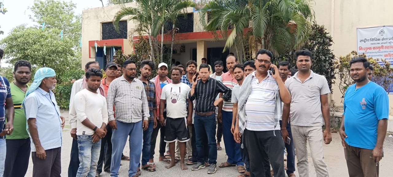 Deoghar: बिजली कर्मियों को पोल से उतार कर बेरहमी से पीटा, केस दर्ज