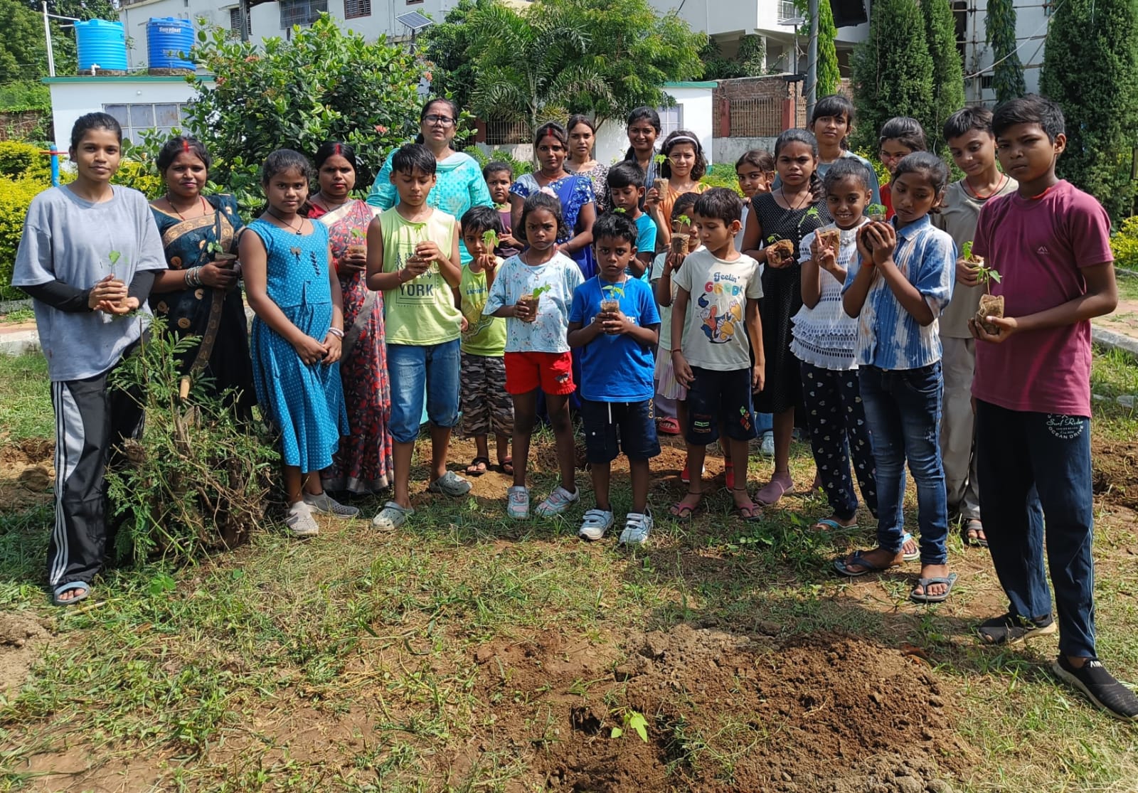 Deoghar: विश्व पर्यावरण दिवस पर बी एलीट डांस एंड फिटनेस सेंटर के बच्चों ने किया पौधरोपण