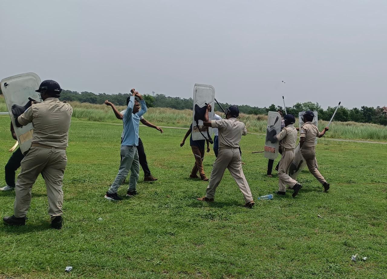 Chandil: बकरीद पर्व पर उपद्रवियों से निपटने और भीड़ नियंत्रण के लिए पुलिस ने किया मॉक ड्रिल