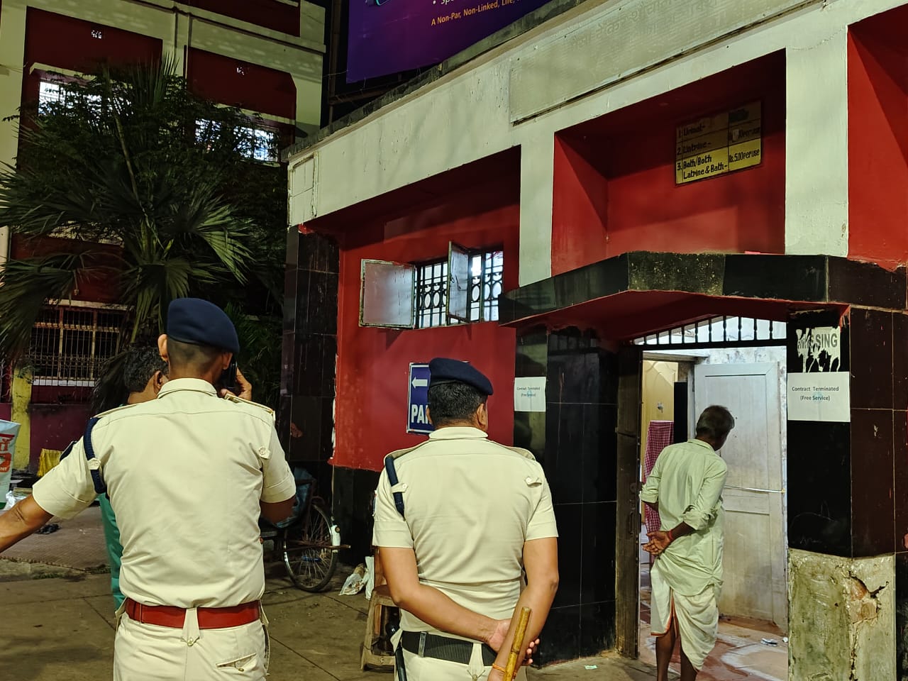 Kharagpur: यात्रियों से वसूला जा रहा था अवैध शुल्क, ठेकेदार का अनुबंध समाप्त