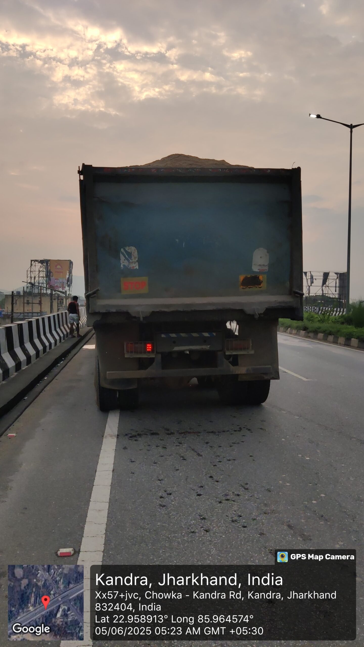 Saraikela: अवैध बालू भंडारण के विरुद्ध जिला प्रशासन ने की कार्रवाई, दो हाइवा, ट्रक व एक ट्रैक्टर जब्त