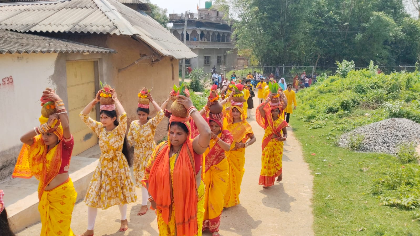 Baharagora: जाम्बनी में निकाली गई कलश यात्रा, धार्मिक अनुष्ठान व चौबीस प्रहर हरिनाम संकीर्तन का शुभारंभ