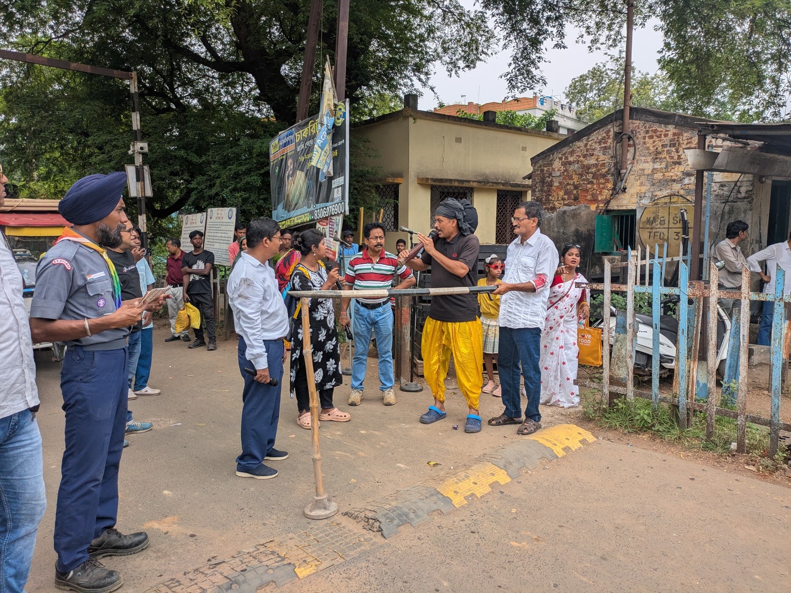 Kharagpur : अंतर्राष्ट्रीय लेवल क्रॉसिंग जागरुकता दिवस पर आम जनता को किया गया जागरूक