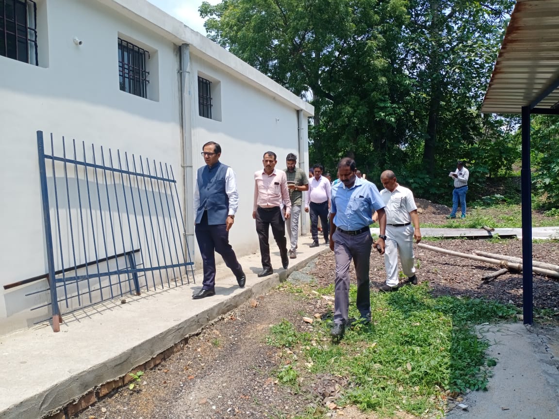 Gamharia: डीआरएम ने किया कांड्रा रेलवे स्टेशन का निरीक्षण