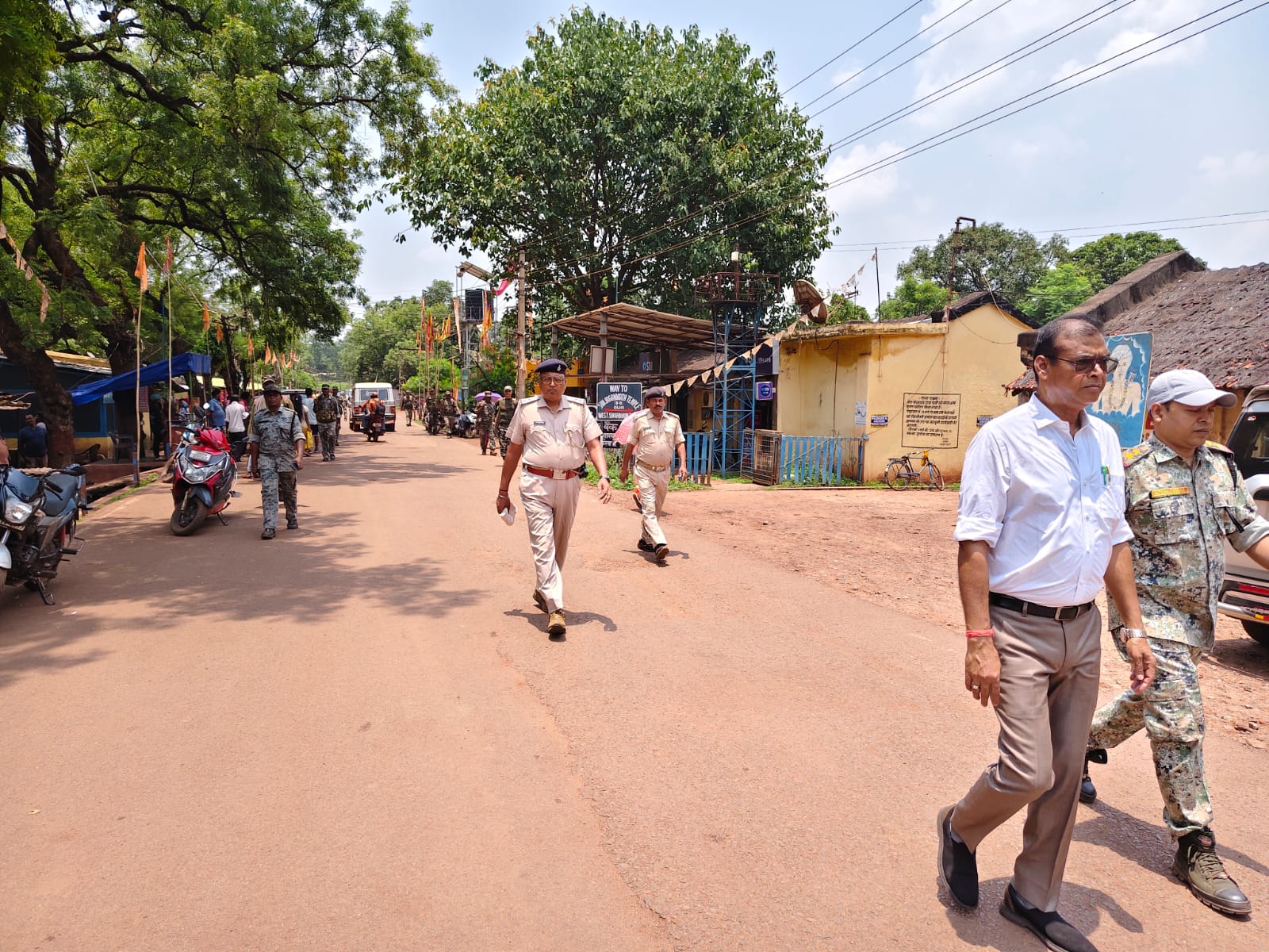 Gua: बकरीद को लेकर पुलिस व प्रशासन सतर्क, फ्लैग मार्च निकाल कर शांति की अपील