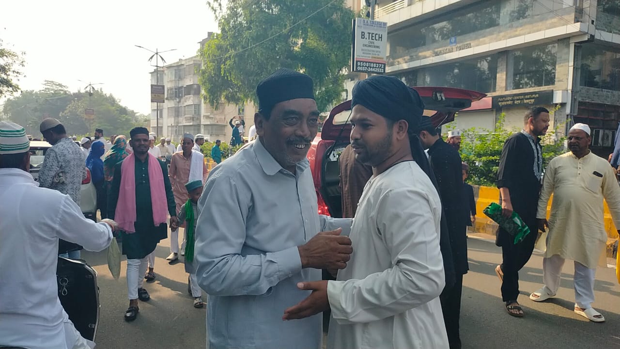 Saraikela:  ईद उल अजहा पर अल्लाह की इबादत में उठे हाथ, ईदगाहों में अदा हुई नमाज