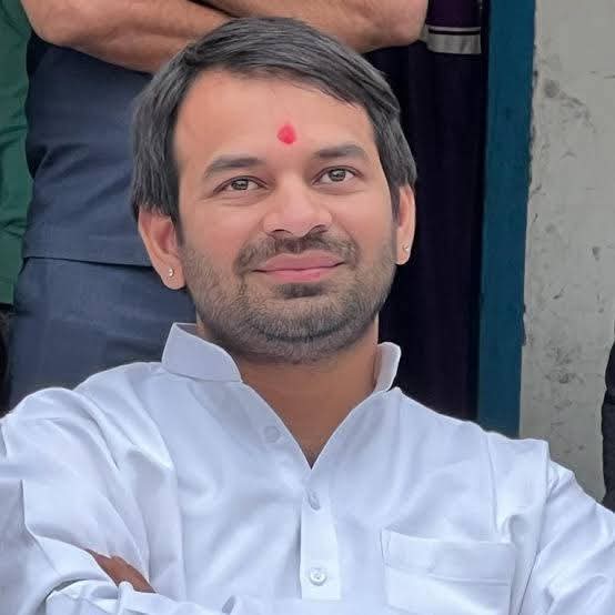 Patna: तेज प्रताप यादव फिर सुर्खियों में, सत्य के रास्ते पर चलने को कहा