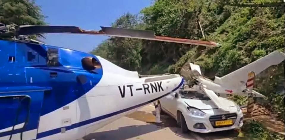 Kedarnath Dham: श्रद्घालुओं से भरे हेलीकॉप्टर की सड़क पर आपातकालीन लैंडिंग, सभी सुरक्षित