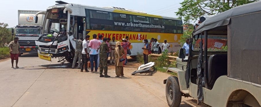 बहरागोड़ाः चार धाम यात्रा से लौट रही यात्री बस दुर्घटनाग्रस्त, सभी यात्री सुरक्षित