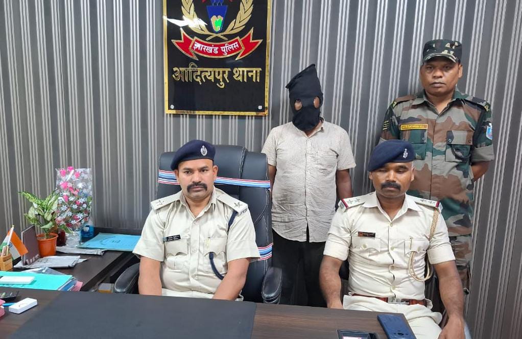 Adityapur: पुलिस ने 16 पुड़िया ब्राउन शुगर के साथ एक आरोपी को किया गिरफ्तार