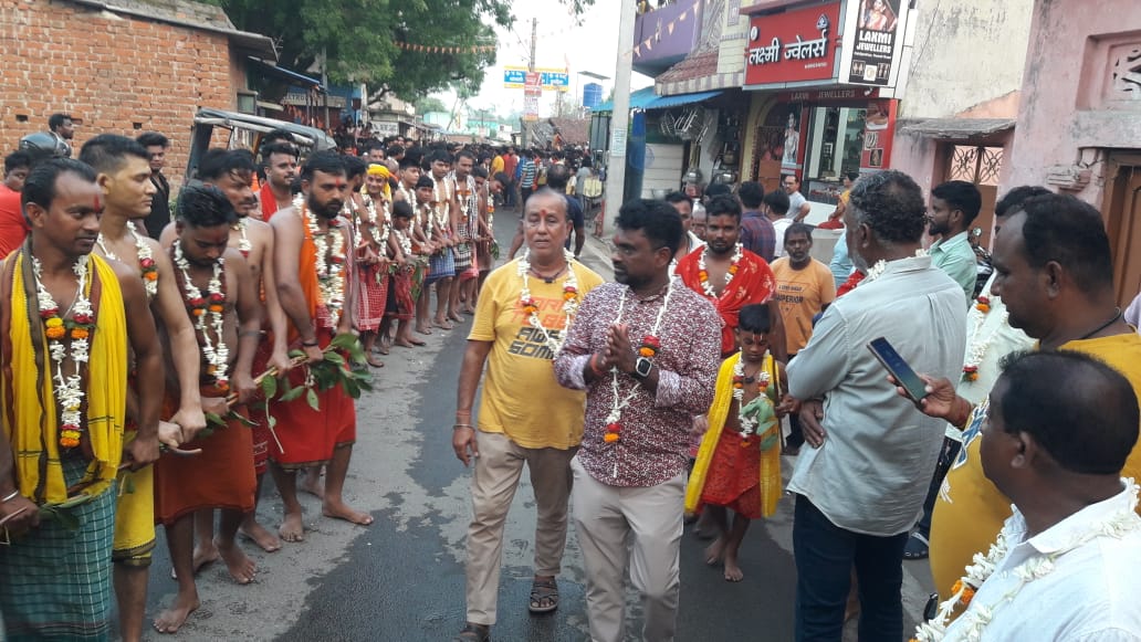 Potka: पोटका में पारंपरिक शिव गाजन और छऊ की रंगभरी रास, विधायक सरदार भी बने सहभागी