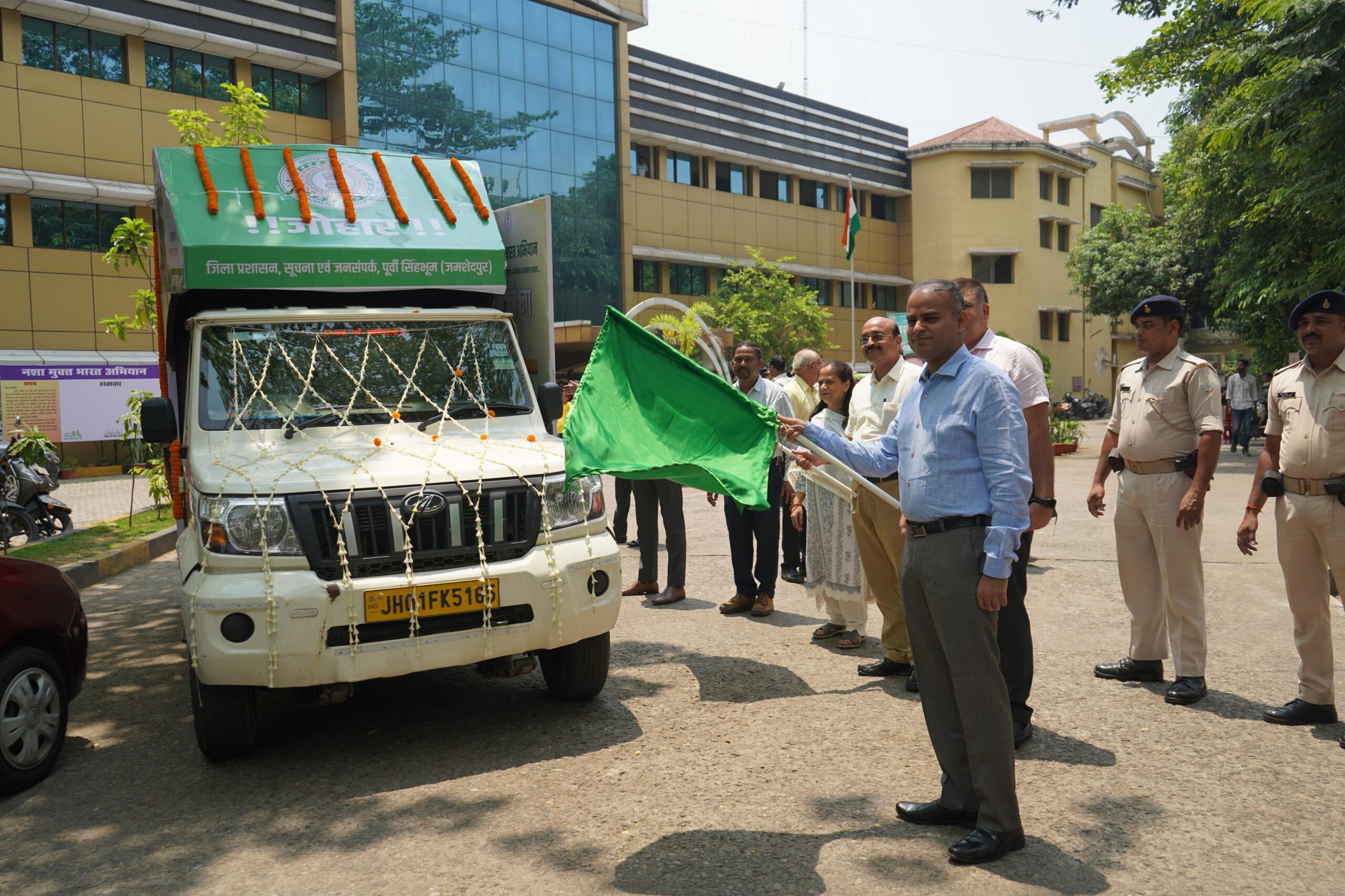 jamshedpur: नशे के खिलाफ डीसी ने जागरुकता रथ को किया रवाना