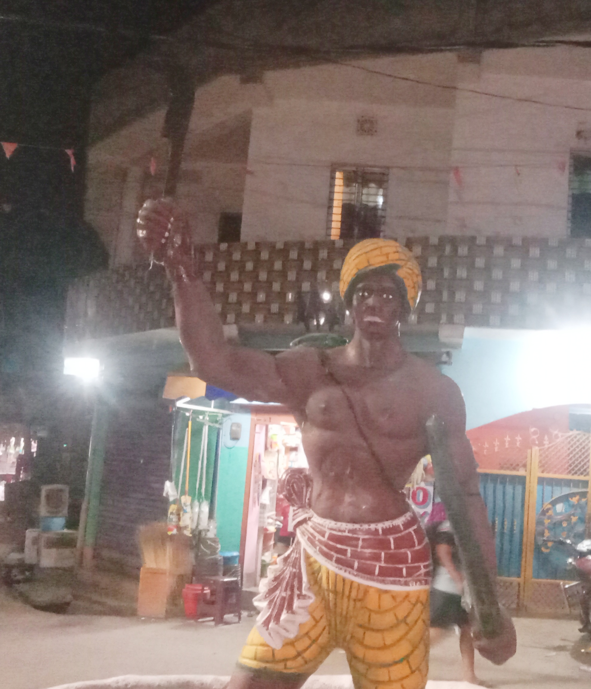 Gamharia: एक फूल को तरसे धरती आबा, बिरसा चौक पर स्थापित प्रतिमा पर किसी संगठन ने नहीं दी श्रद्धांजलि