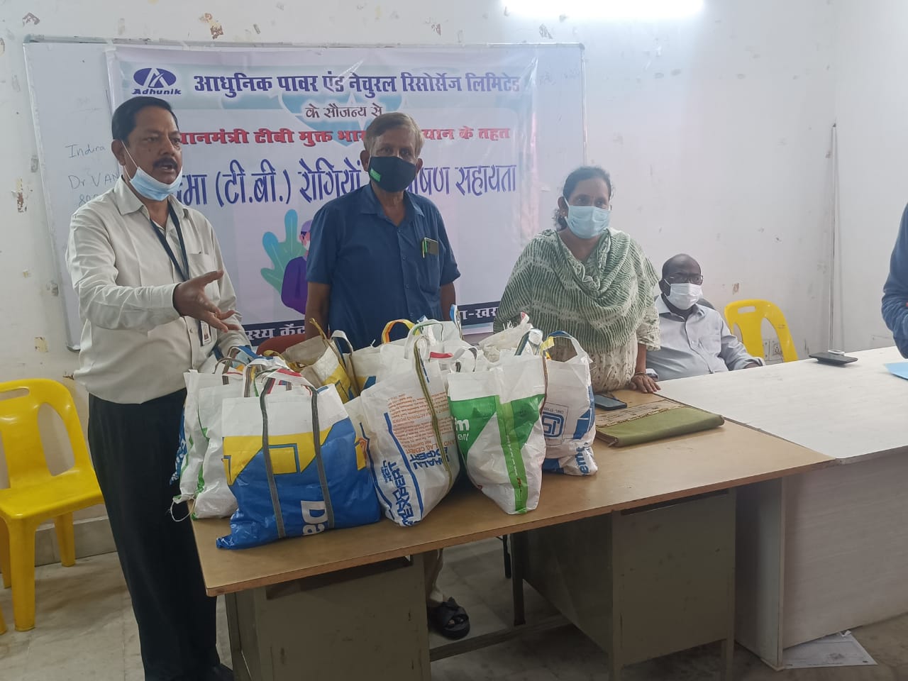 Gamharia: गम्हरिया सीएचसी में 50 टीबी रोगियों को दिया गया फूड बास्केट