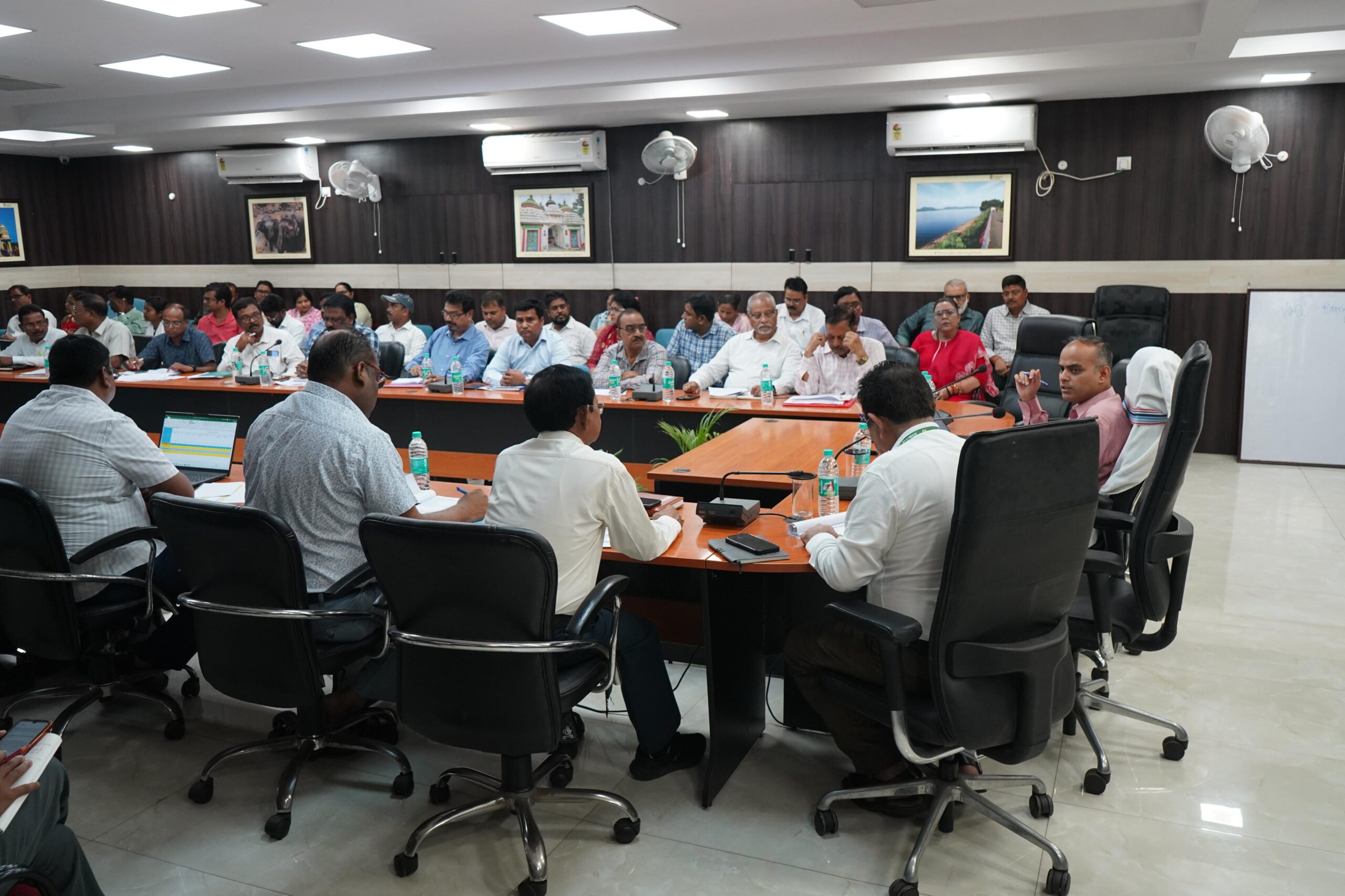 Jamshedpur: डेंगू से पहले तैयार प्रशासन, समाहरणालय में उपायुक्त की अध्यक्षता में हुई व्यापक समीक्षा बैठक