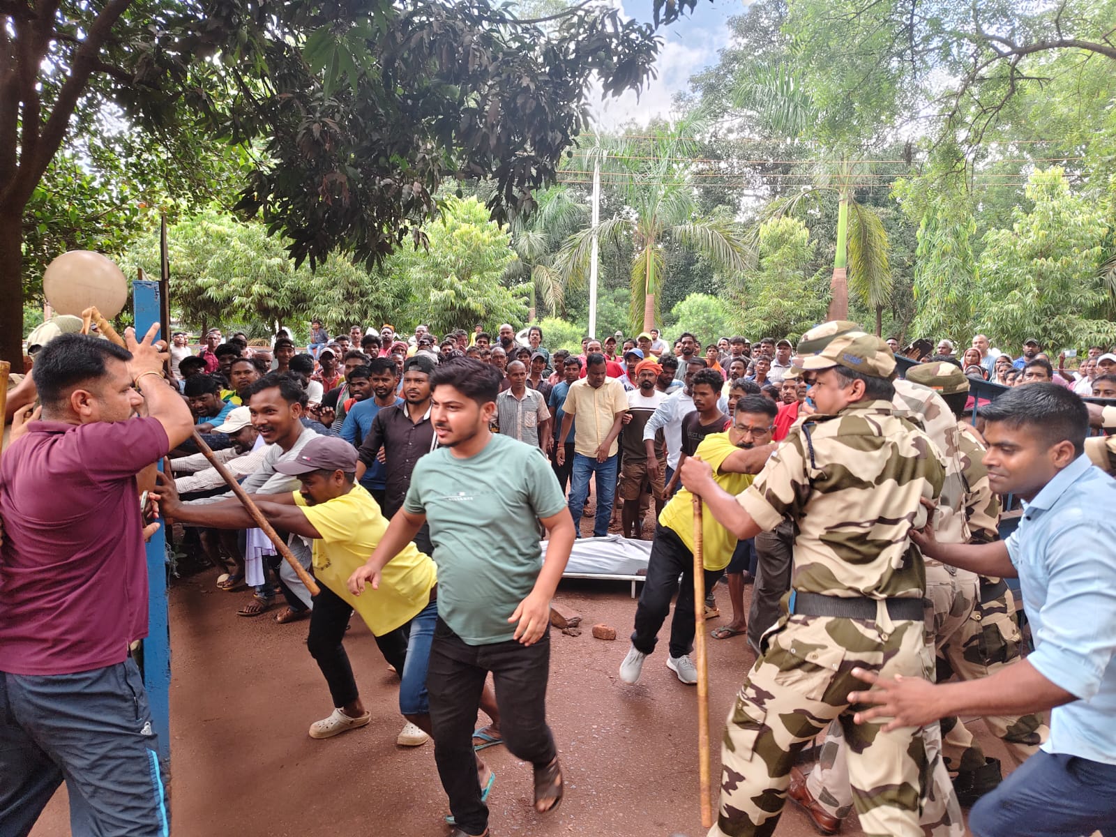 Gua: ठेका मजदूर की मौत के बाद गुवा खदान में बवाल, 50 लाख मुआवजा और स्थायी नौकरी देने की मांग