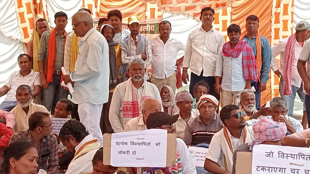 Saraikela: चांडिल जलाशय में नौकायन अधिकार छीनने के विरोध में सौंपा गया 11 सूत्री ज्ञापन