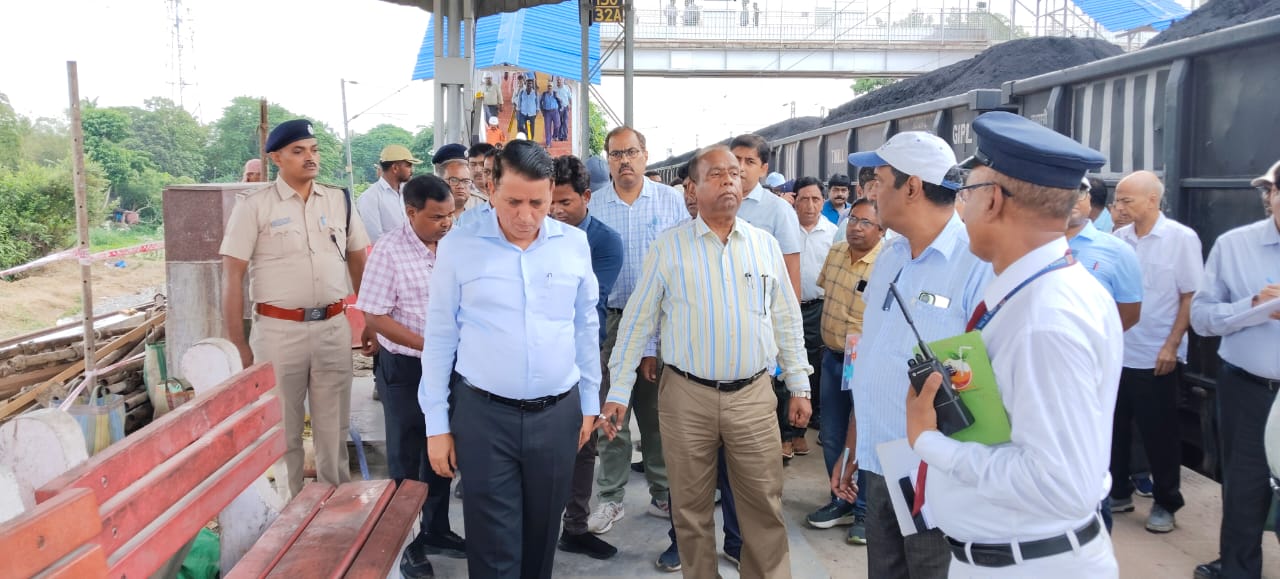 Kharagpur: खड़गपुर–रानीताल खंड का महाप्रबंधक ने किया गहन निरीक्षण, यात्री सुविधाओं की गुणवत्ता पर रहा फोकस