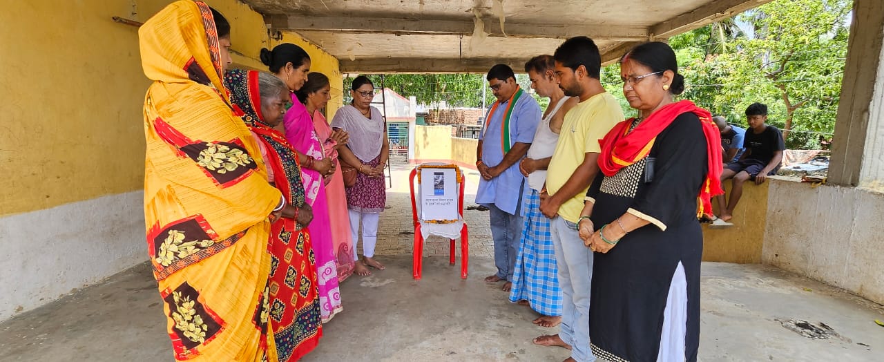 Deoghar: कांग्रेसियों ने अहमदाबाद विमान हादसे के मृतकों को दी श्रद्धांजलि