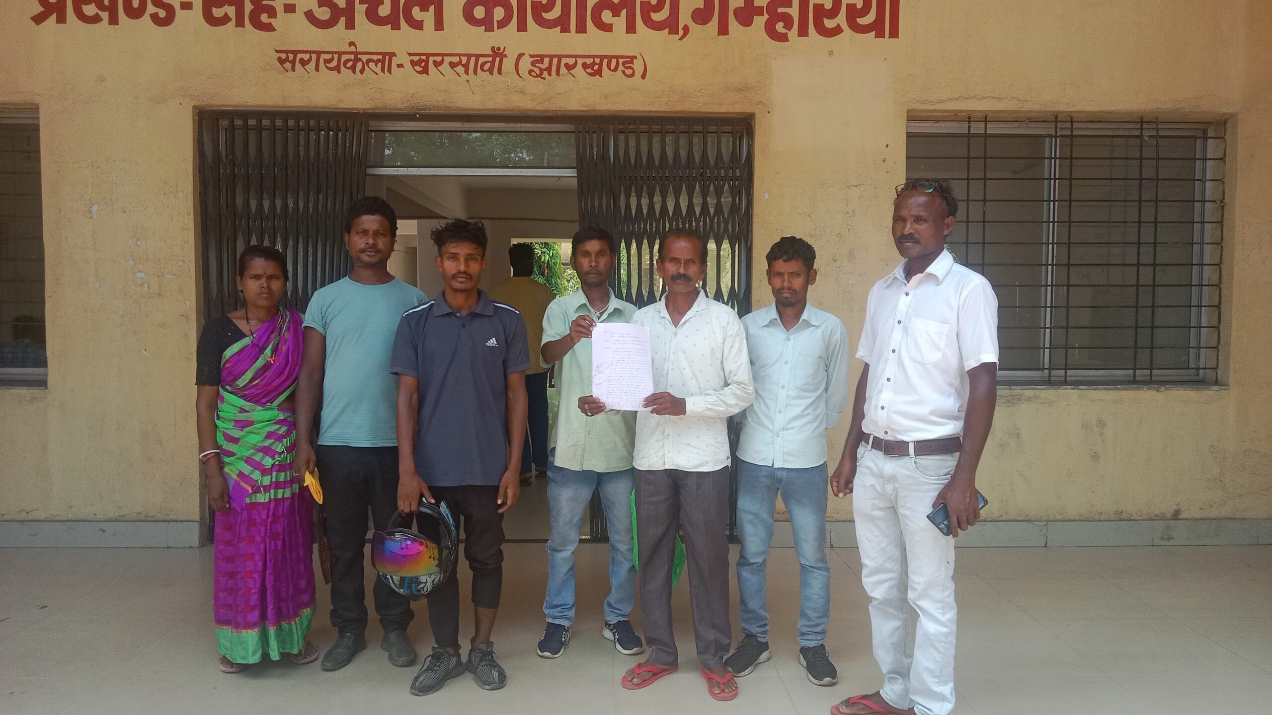 Gamharia: बड़ामारी में गांव से बाहर बनने वाले उप स्वास्थ्य केंद्र का ग्रामीणों ने किया विरोध