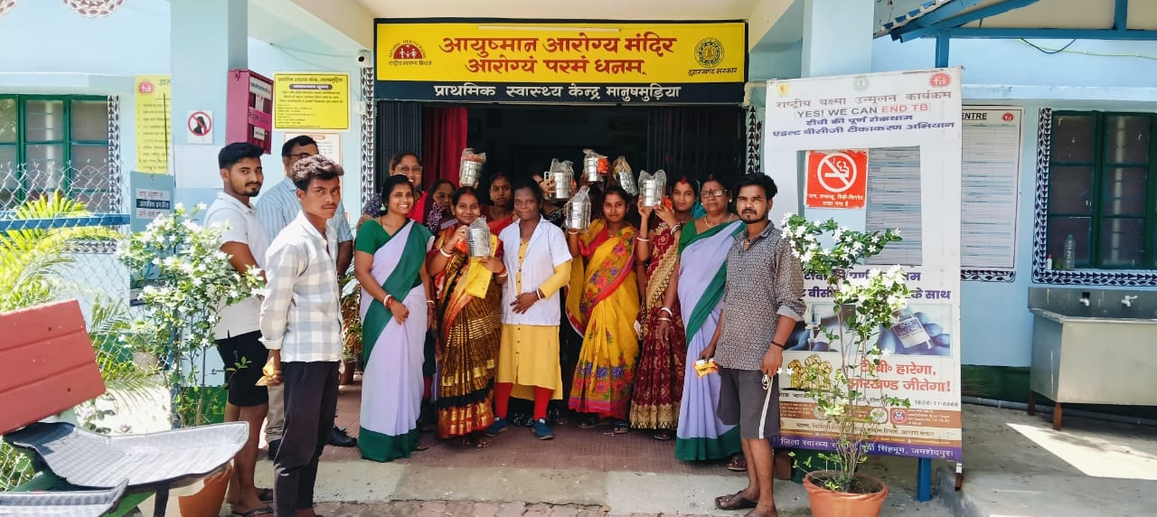 बहरागोड़ाः प्राथमिक स्वास्थ्य केंद्र मानुषमुड़िया में परिवार कल्याण दिवस मनाया गया