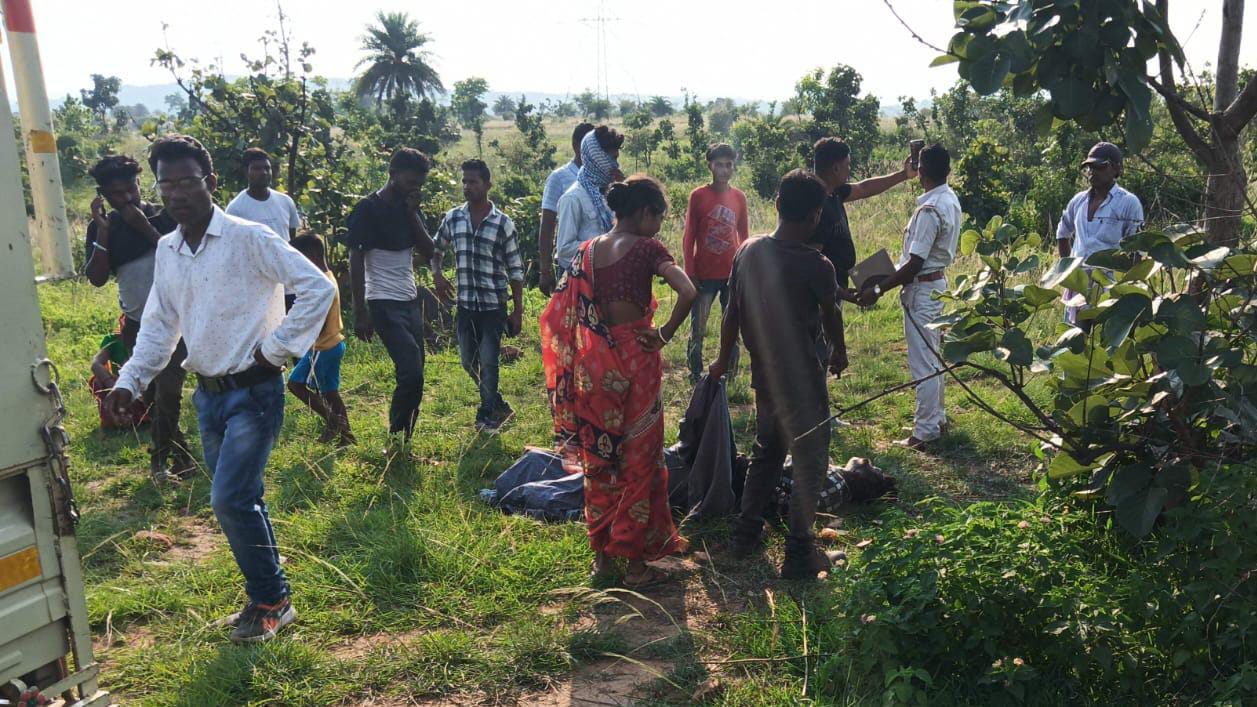 Gamharia: फुटबॉल मैदान के पास शव मिलने से सनसनी,परिजनों ने हत्या की जताई आशंका