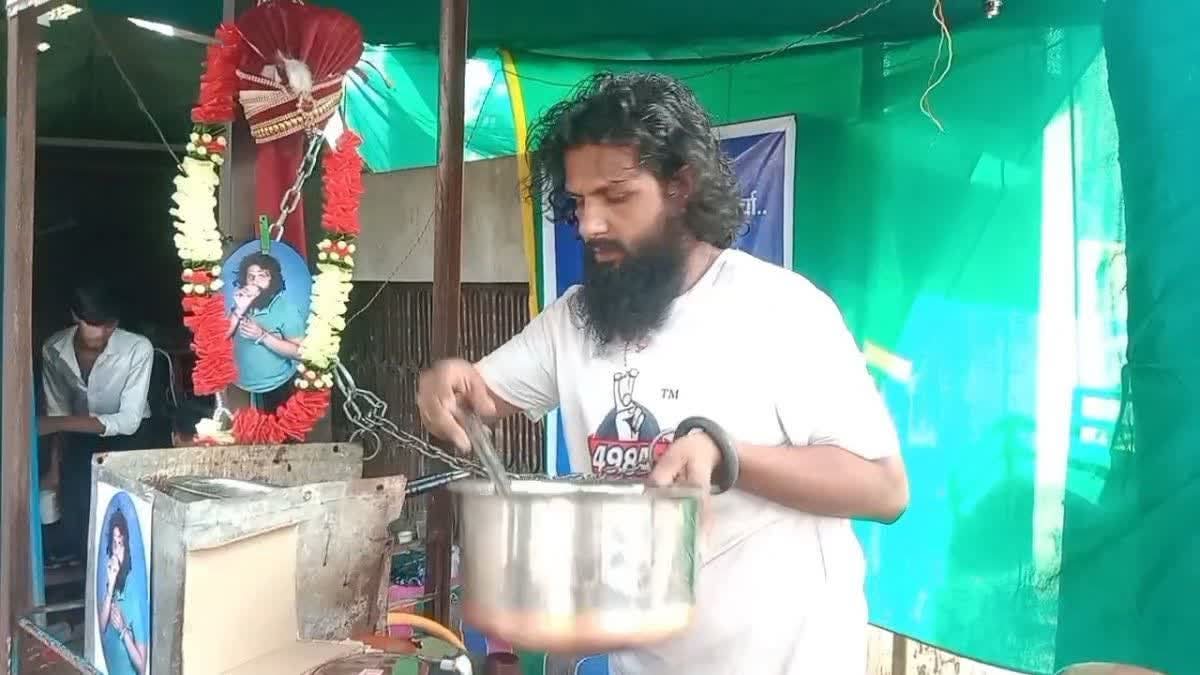 498A केस में फंसे युवक ने खोली ‘Tea Cafe’, हथकड़ी पहनकर पिला रहे चाय – हो रहे वायरल