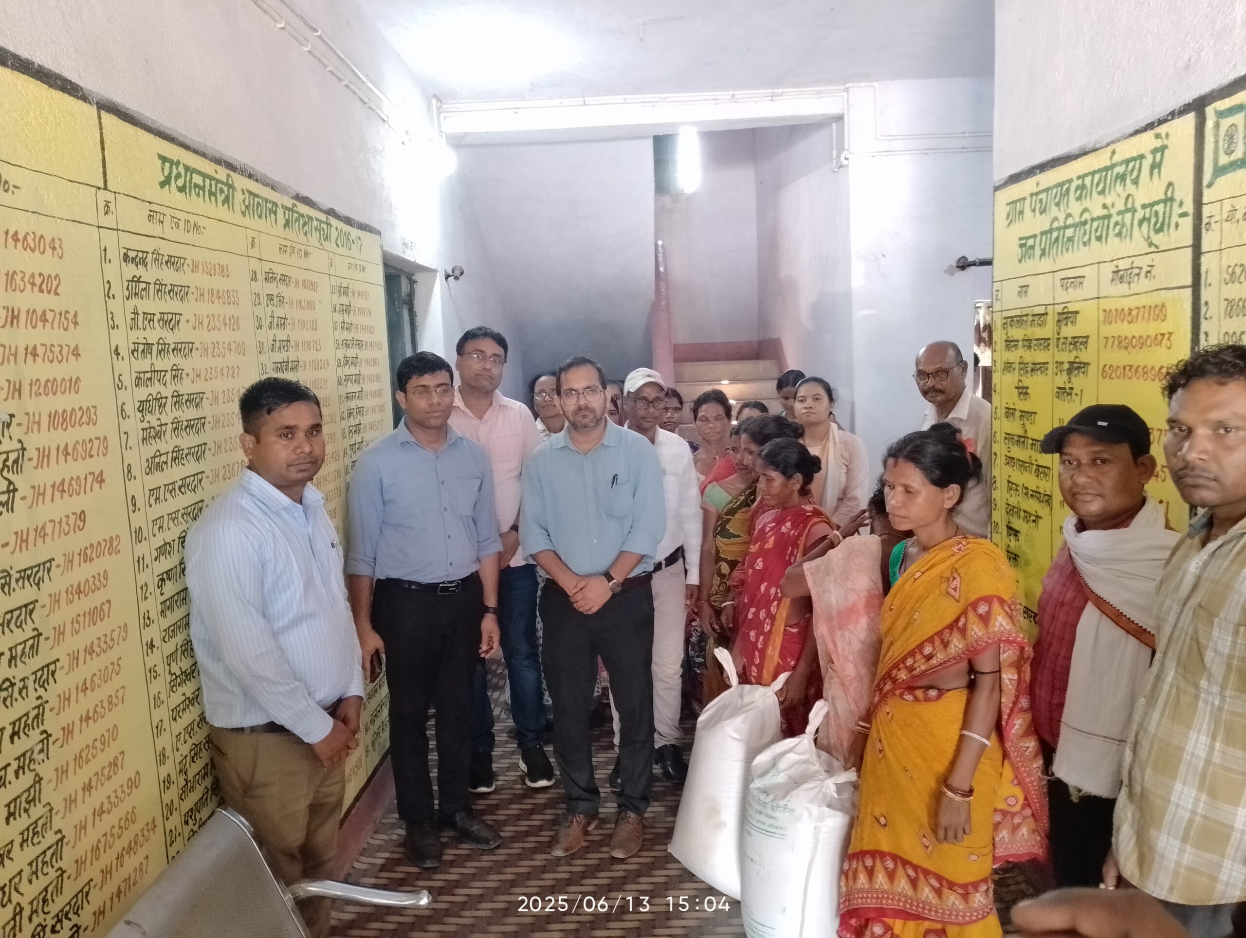 Saraikela: PVTG महिलाओं के प्रयासों को मिली सराहना, उपायुक्त ने जाना उत्पादन और बाज़ार का हाल