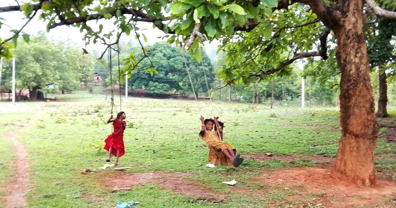 West Singhbhum: कुंवारी कन्याओं की मेहंदी, पीठा की खुशबू एवं झूलों की मिठास, शुरू हुआ रोजो पर्व